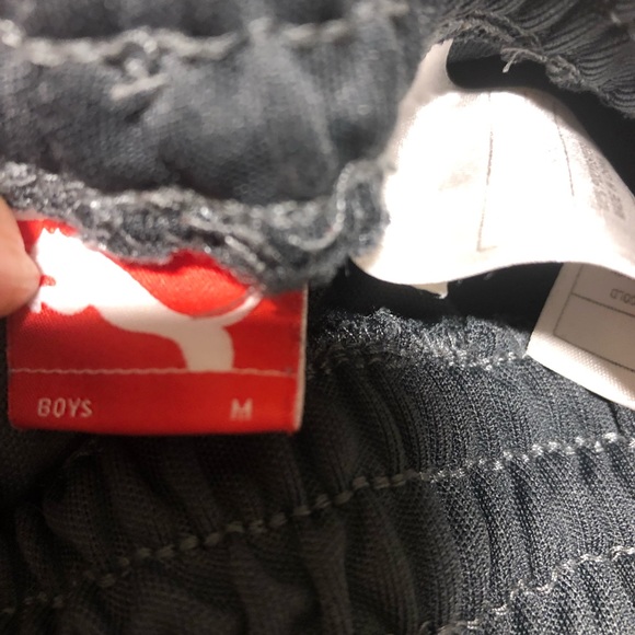 Boys M elastic waist Puma shorts - Picture 3 of 9